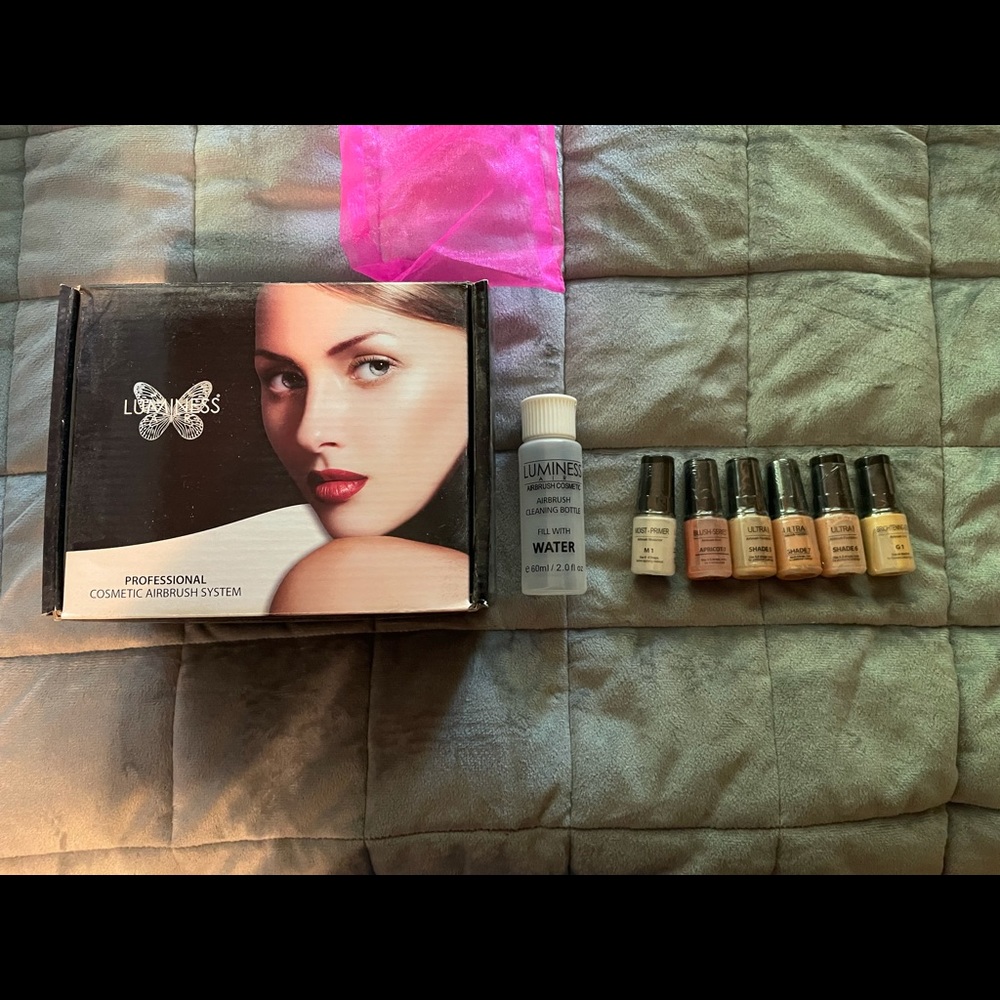 Airbrush makeup set-brand new.